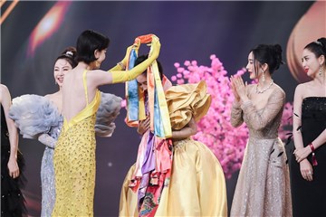女明星台上丝巾互动