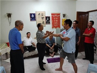 电影《极品师徒》拍摄期间周将哲为武术指导讲解动作