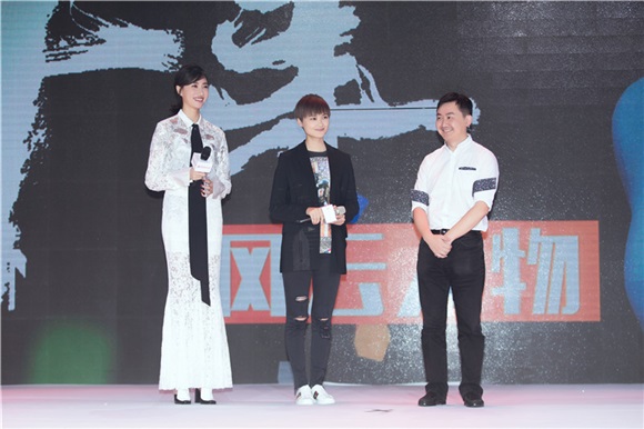 李斯羽现身帅气优雅兼具 同框李宇春萌点十足