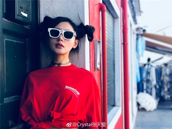 张天爱晒初春写真俏皮十足 粉丝：保持更博速度