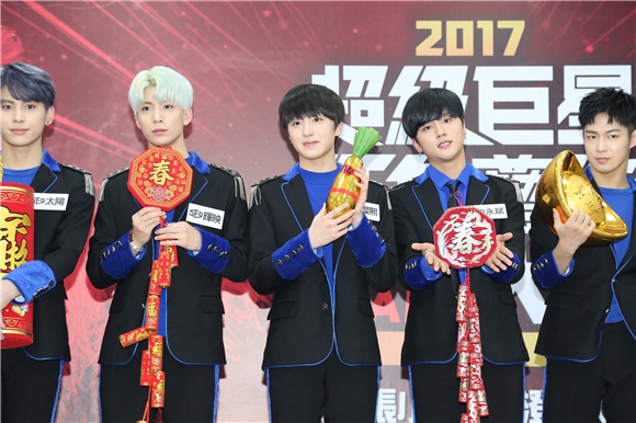 韩团SF9出席2017超级巨星红白艺能大赏记者会