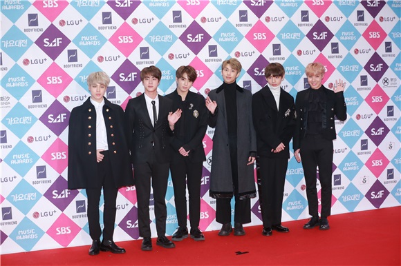 男团EXO、Seventeen、CNBLUE等亮相2016SBS歌谣大战红毯仪式