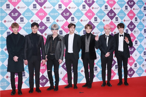 男团EXO、Seventeen、CNBLUE等亮相2016SBS歌谣大战红毯仪式