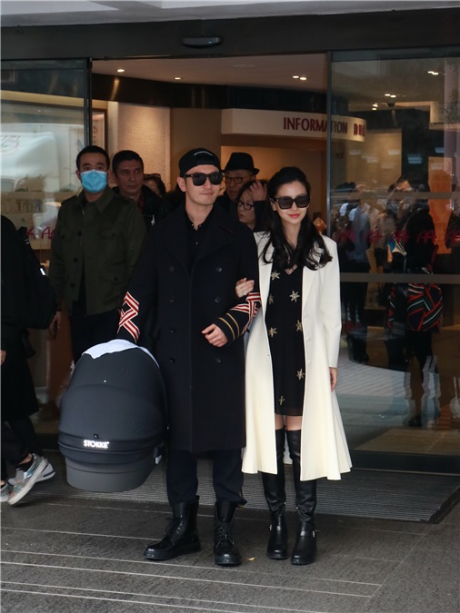 黄晓明baby携子出院跟媒体道谢 夫妻二人显倦容却难掩幸福