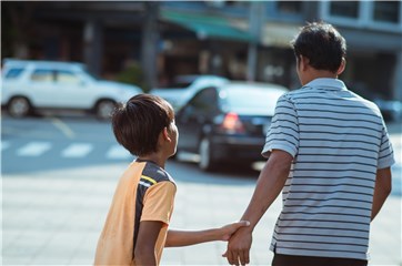 锺家骏的父亲为抢赚200元计程车费,竟舍弃与儿子相聚,展现兰屿人艰辛的生活情况