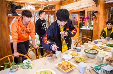 大张伟品尝阿姨团手艺