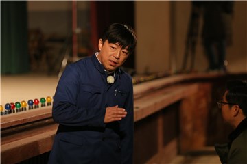 黄渤和王迅商量排戏