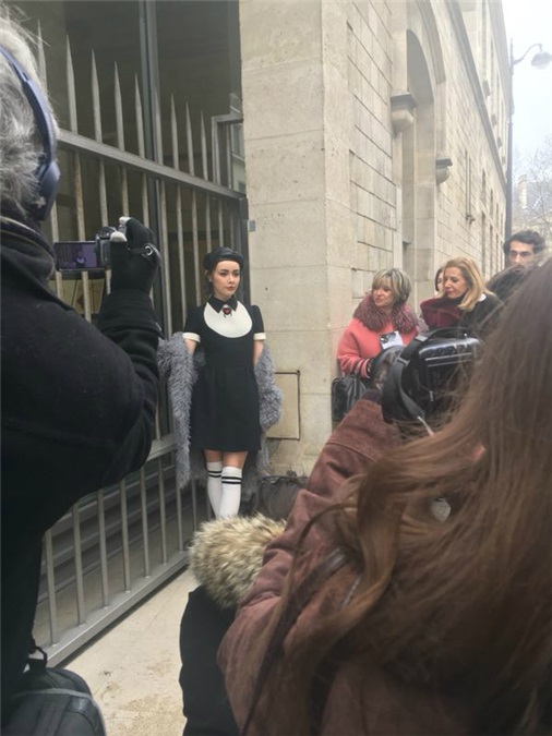 赵宇彤现身Dior秀场 与佐伊·达奇、Angelabay同排看秀