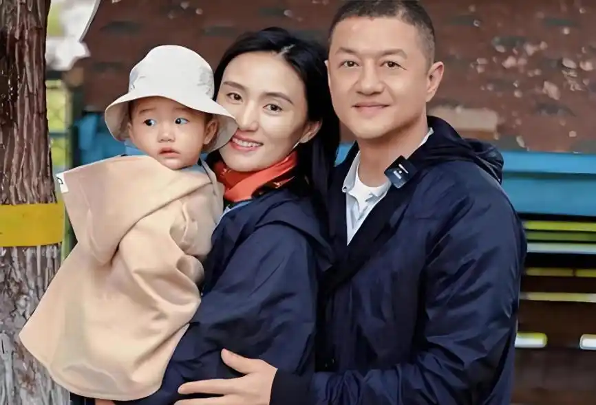 李亚鹏被曝经济窘迫再搬家！小19岁娇妻操办一切 称"房子大小不重要"
