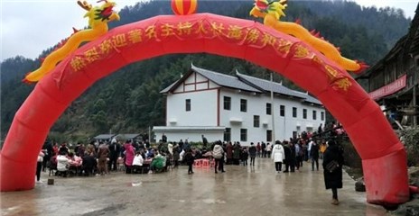 杜海涛陪沈梦辰回家过年,乡民们在村口立起了拱门
