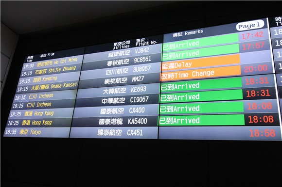 〈Yes台北现场〉长腿欧巴金宇彬抵台 贴心收下粉丝小礼物