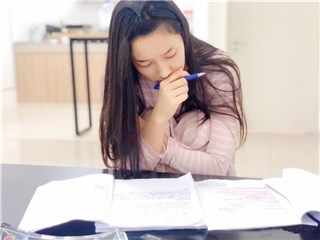 李若宁深夜研读剧本
