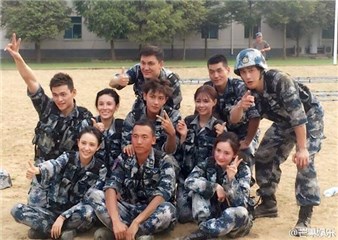杨幂脸颊泛红疑晒伤 黄子韬发型遭吐槽：热炸了