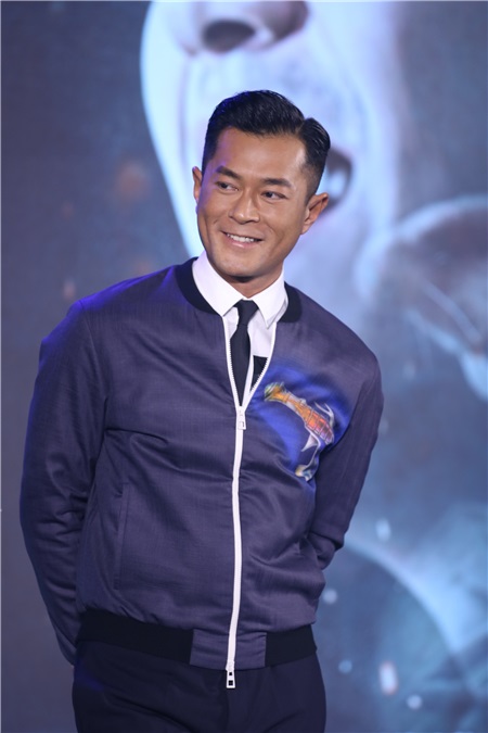 赵薇缺席《三人行》首映发布会以人形板替代 古天乐、钟汉良承诺票房破2亿微博放萌照2016年6月20日,北京,电影《三人行》举行首映发布会。主演钟汉良、古天乐、导演杜琪峯、监制兼编剧游乃海出席,赵薇由於工作在身只以人形板替代。