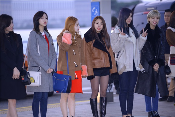 GFriend、TWICE前往香港参加《2016MAMA》