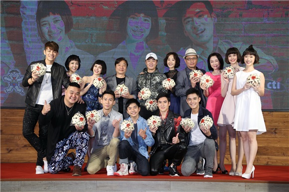 艾伟、张琼姿、陆明君、陈志强、沉建宏、刘宇珊等出席戏剧《这些年那些事》首映会