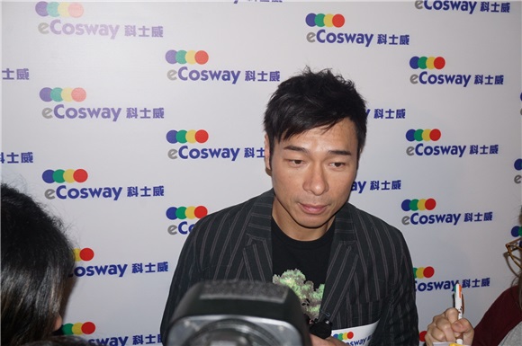 许志安出席科士威续约记者会