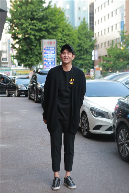 《逆贼》杀青宴 尹均相手动比心 露可爱笑容魅力满分