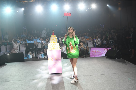 李一桐上海生日会献唱新歌 与粉丝亲密互动