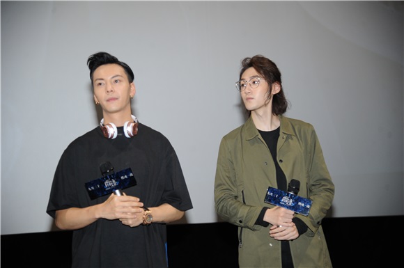 汪铎镜框造型出席《爵迹》上海见面会 陈伟霆挂耳机嘻哈风型格潮男