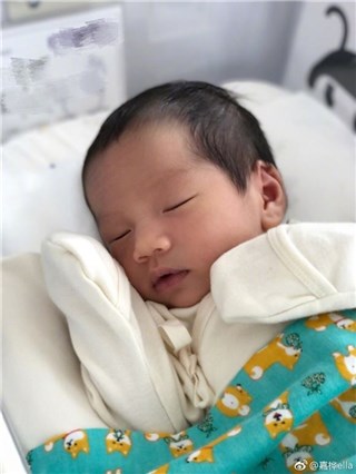 ELLA儿子劲宝满月送礼 贾静雯女儿咘咘急吃红蛋
