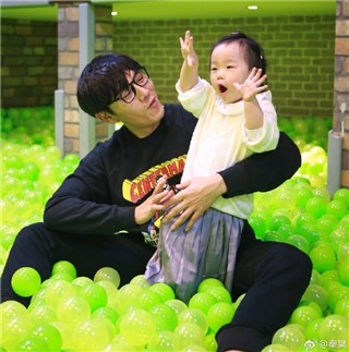秦昊爱上了单眼皮女孩 直呼：怎么爱都爱不够！