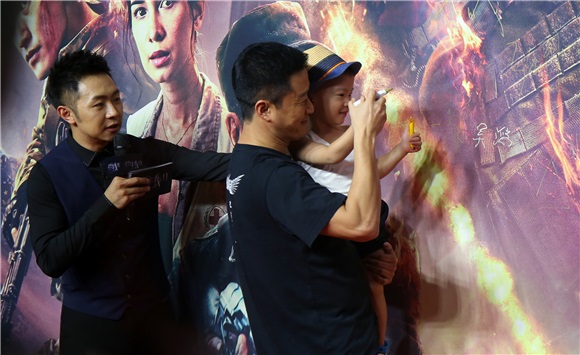 吴京为拍开场长镜头「拼命」 张翰自夸内心很爷们