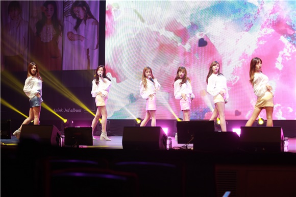 Apink举办《Pink Revolution》Showcase:回归的清纯Idol