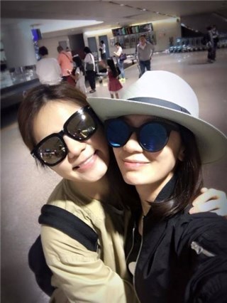 贾静雯Ella机场相见欢 自爆两个X爱成瘾的女人