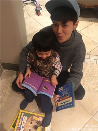 鹿晗抱等等看书讲故事 邓超：弟弟故事讲得很好