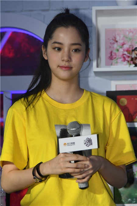 欧阳娜娜现身苏宁快闪店 携众人写纸条为九寨沟的祈福