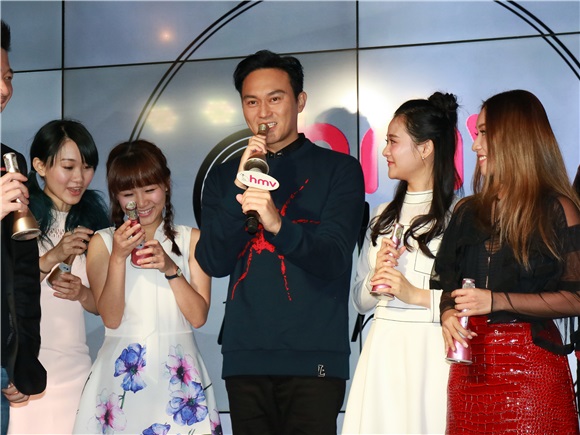 张智霖、郑融、雨侨等出席《HMV Music发布会》活动