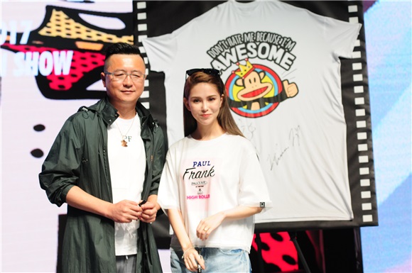 昆凌助阵Paul Frank新品发布会 「天王嫂」穿上白Tee+牛仔裤青春如少女