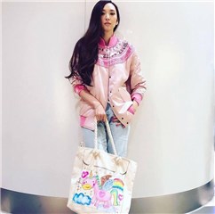 女儿手绘的帆布包 让吴佩慈感动直说:最珍贵的东西