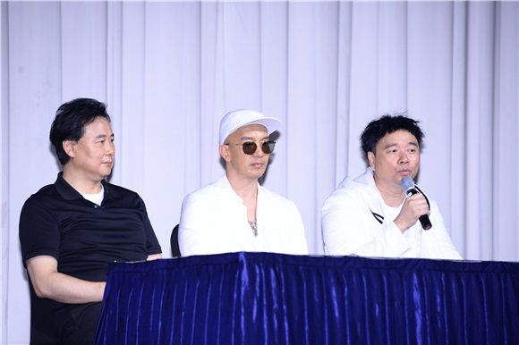 具俊晔、姜元来举行出道20周年纪念发布会 《Produce101》练习生李宇镇到场助阵