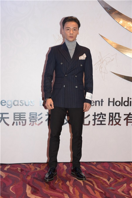 今天晚上举行了天马影视的周年晚会,而老板黄百呜今天请了一众演员吃饭也回顾2016年公司在电影方有好的成绩。而今天晚上旗下公司演员也出席这个盛宴。包括:吴千语、任达华、张晋、蔡少芬、朱茵、黄贯中、林家栋、郑嘉颖、刘心悠等