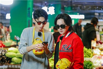 《美味夜行侠》尹正、秦霄贤正式“练摊”，于正神秘现身