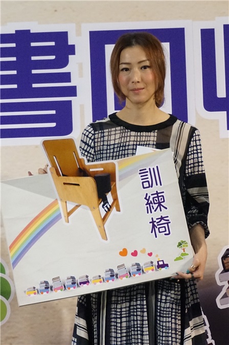 郑秀文、曾钰成出席宣明会「旧书回收义卖大行动」