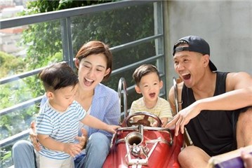 当爸仍幼稚 黑人藏整人玩具被发现 范范气炸爆粗口