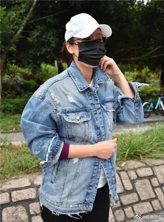 杨怡宣布怀孕後首露面#  挺七个月孕肚亲自带妈妈外出