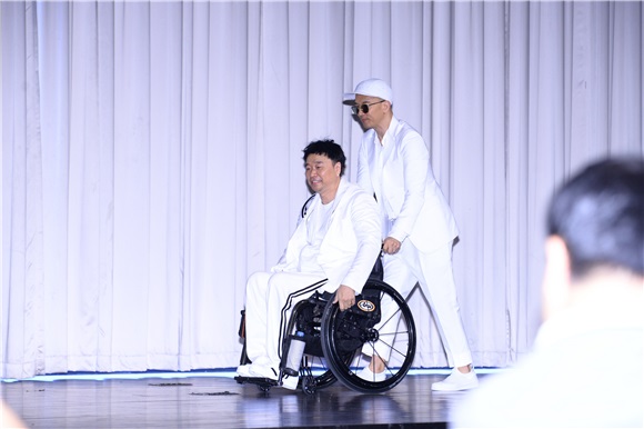 具俊晔、姜元来举行出道20周年纪念发布会 《Produce101》练习生李宇镇到场助阵