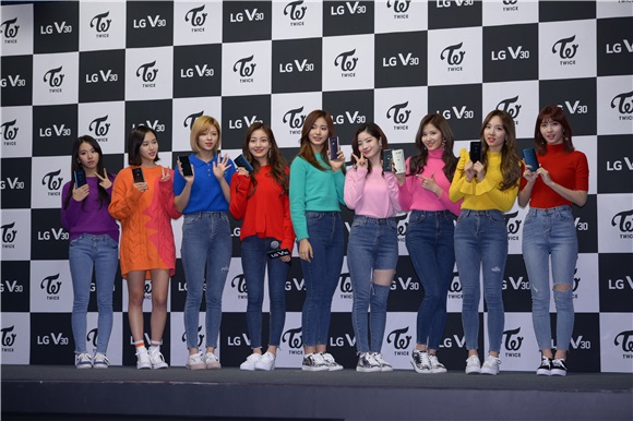 TWICE��ϯijƷ�Ʒ�˿ǩ����