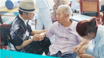 李玉刚陪瘫痪父亲做复健