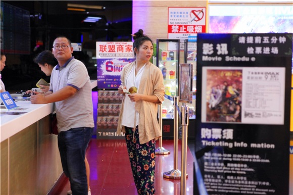 女版至尊宝惊现影院 《大话西游3》首映玩搞笑自拍