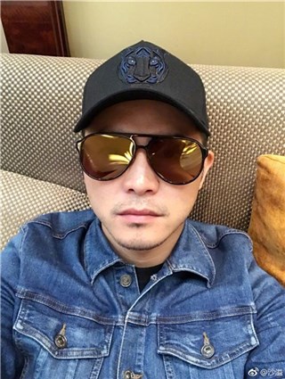 沙溢晒照称自拍怎么拍都瘦 网友：四十五度角了解一下