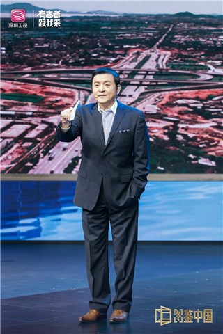 主持人赵屹鸥