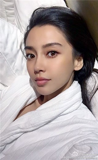 AngelaBaby浴袍加身性感自拍 大眼似芭比获赞