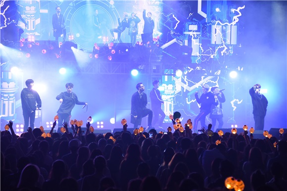 Block B出道七年首登台 演唱夯曲《HER》全场海翻