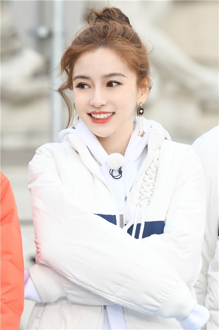 Angelababy《奔跑吧》变陀螺猜嘉宾 抢被大战燃女子力