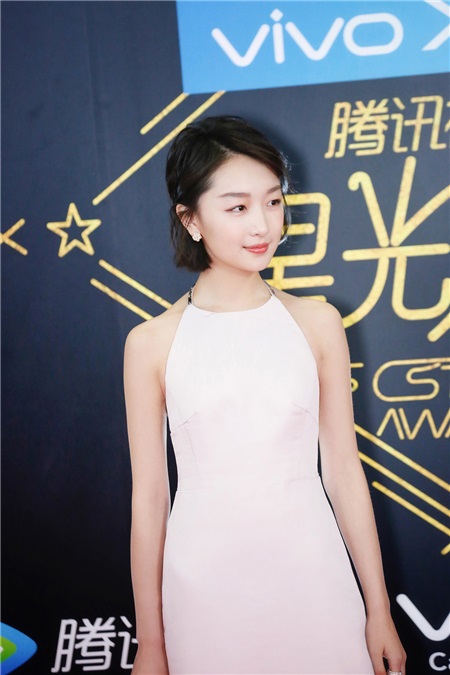 周冬雨仙女裙亮相活动 获「最佳电影角色塑造」